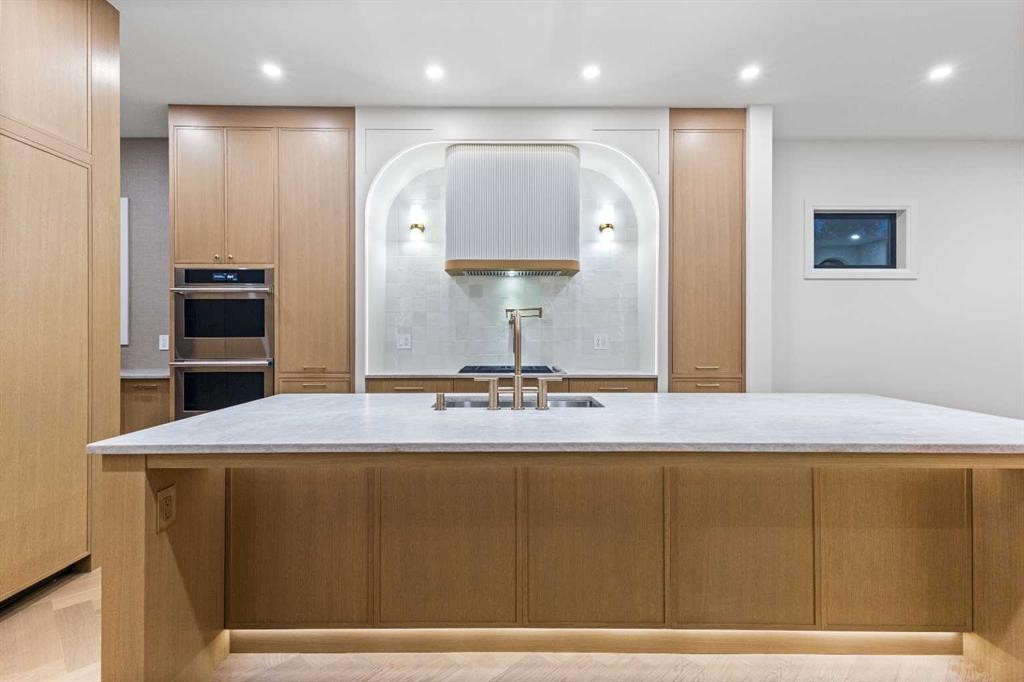 730 25 Avenue Nw, Calgary, AB - Indoor Photo Showing Kitchen