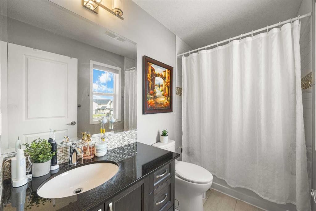 208 Panton Road Nw, Calgary, AB - Indoor Photo Showing Bathroom