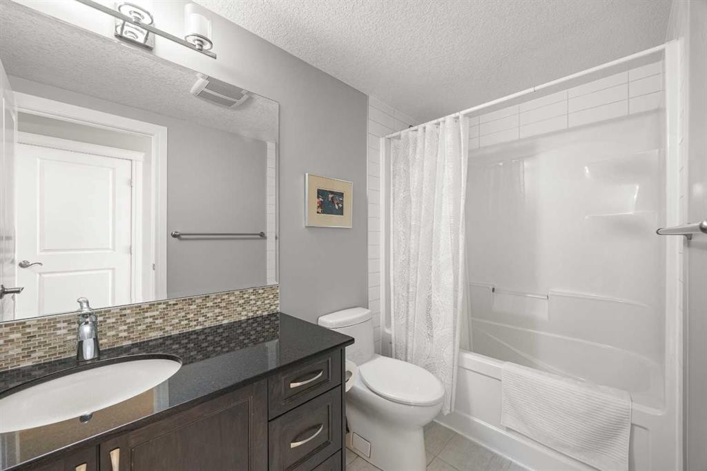 208 Panton Road Nw, Calgary, AB - Indoor Photo Showing Bathroom