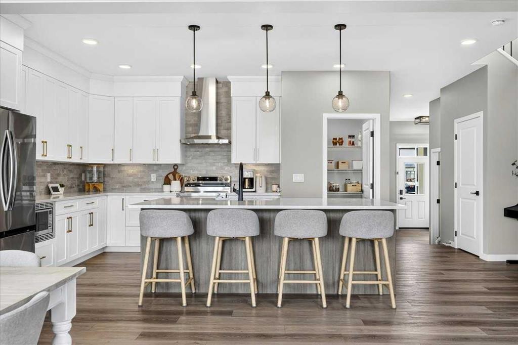 421 Magnolia Way Se, Calgary, AB - Indoor Photo Showing Kitchen With Upgraded Kitchen