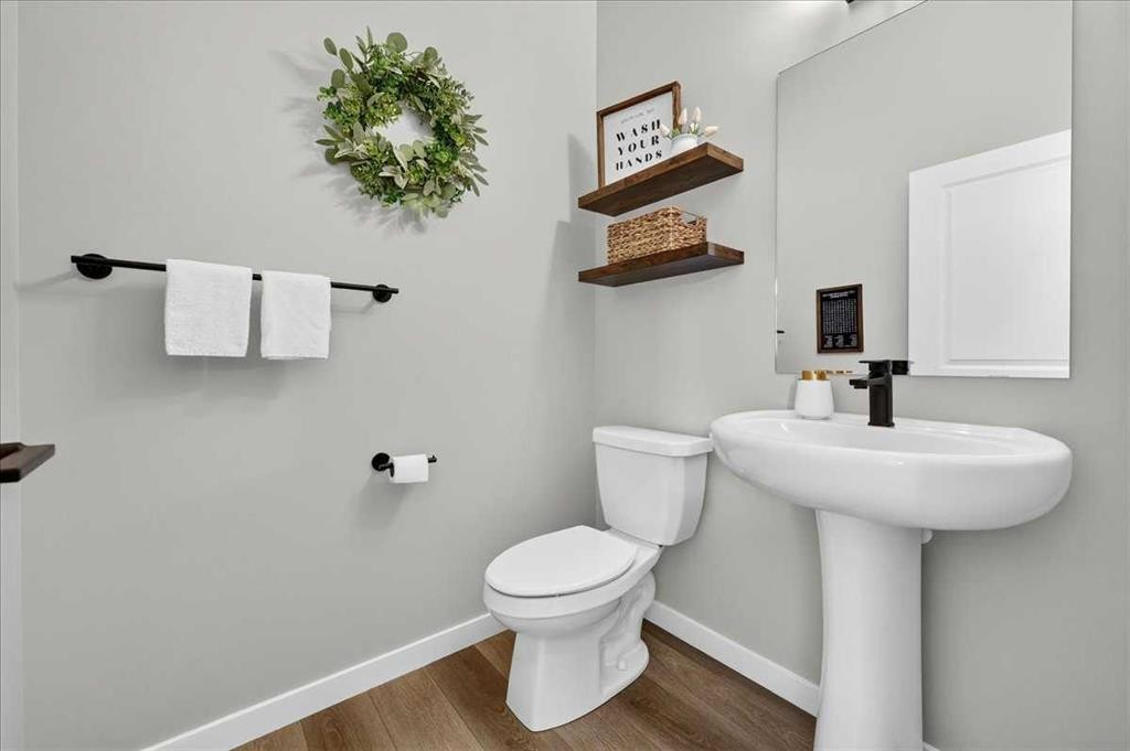 421 Magnolia Way Se, Calgary, AB - Indoor Photo Showing Bathroom