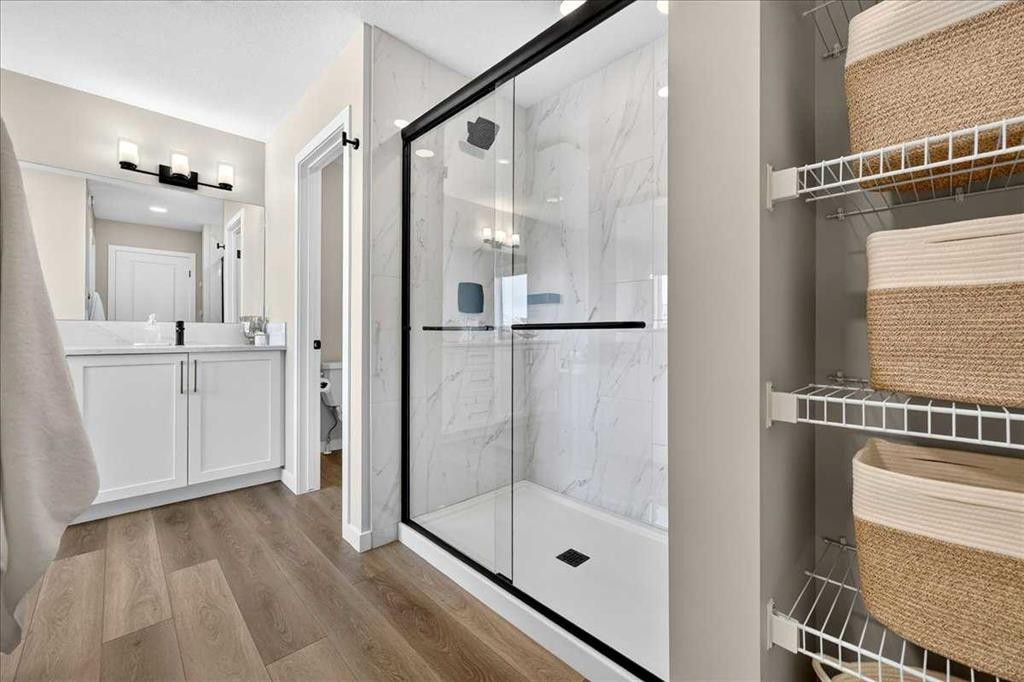 421 Magnolia Way Se, Calgary, AB - Indoor Photo Showing Bathroom