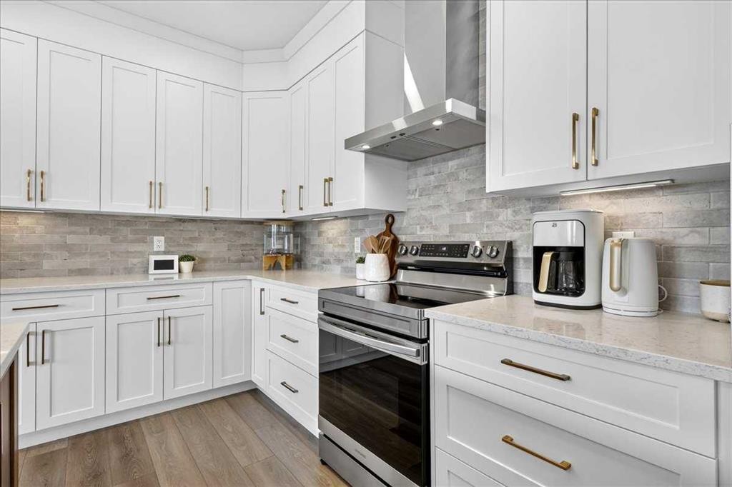 421 Magnolia Way Se, Calgary, AB - Indoor Photo Showing Kitchen With Upgraded Kitchen