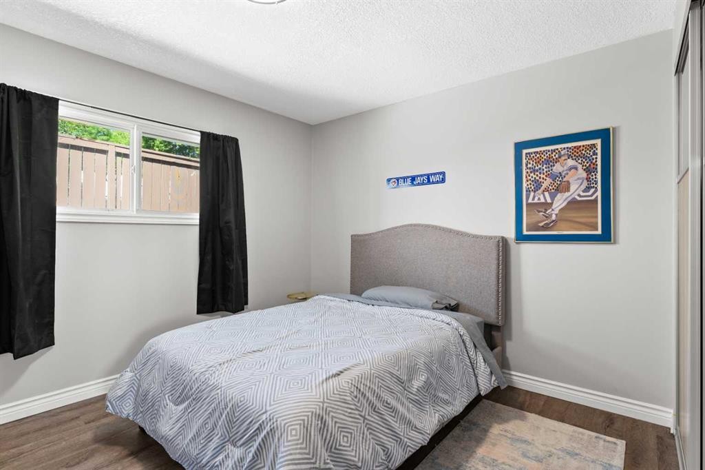 321 Haddon Road, Calgary, AB - Indoor Photo Showing Bedroom