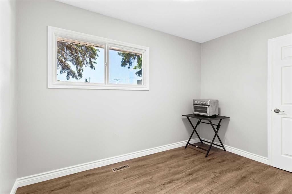 321 Haddon Road, Calgary, AB - Indoor Photo Showing Other Room