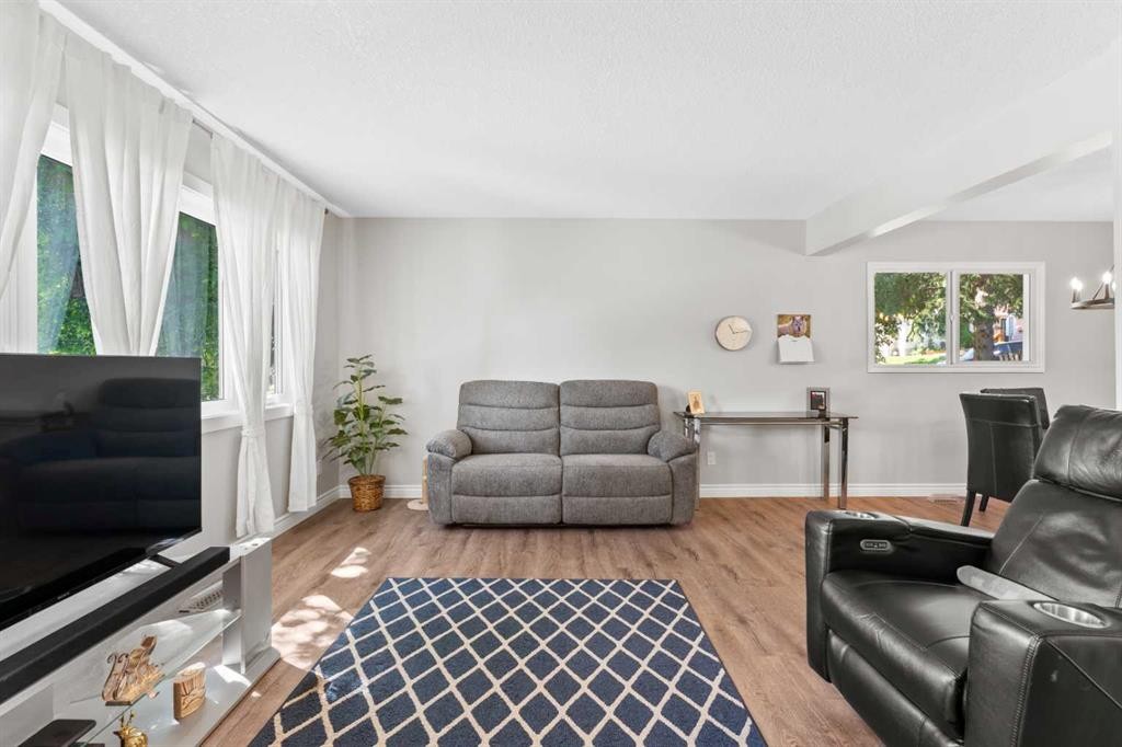321 Haddon Road, Calgary, AB - Indoor Photo Showing Living Room