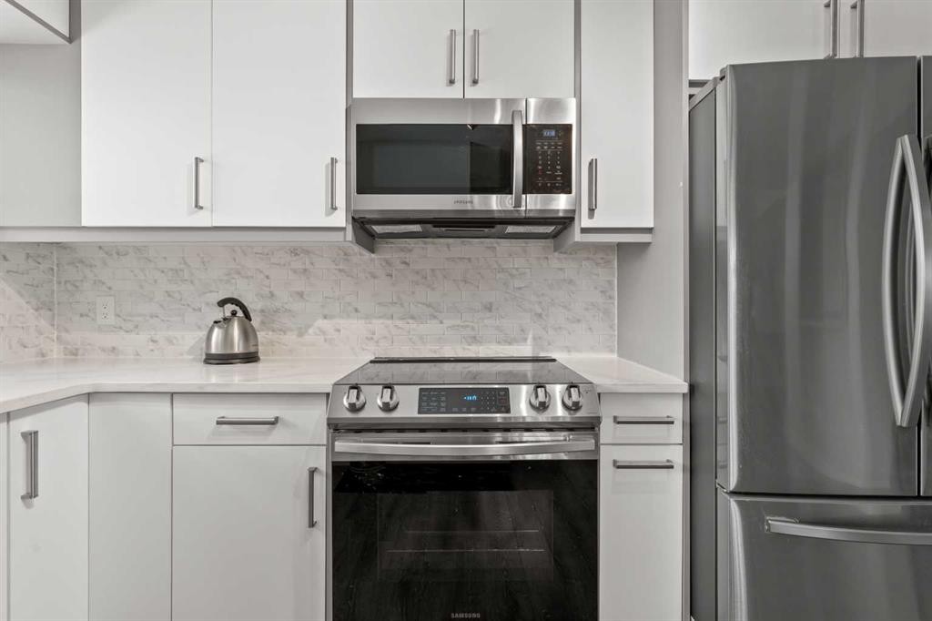 321 Haddon Road, Calgary, AB - Indoor Photo Showing Kitchen With Upgraded Kitchen