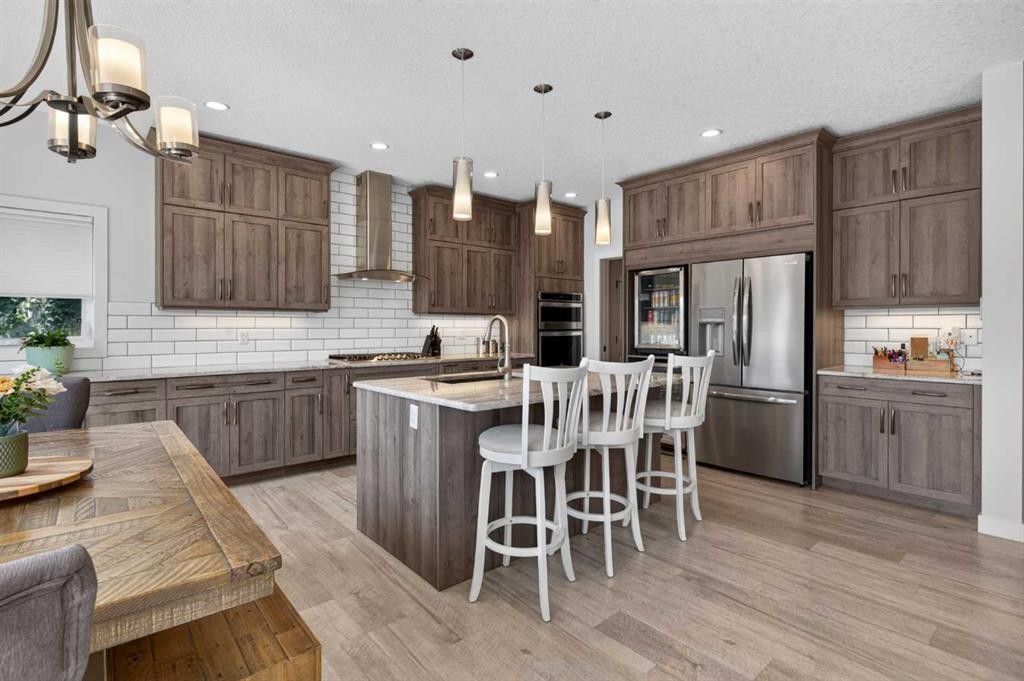 325 Bayside Crescent Sw, Airdrie, AB - Indoor Photo Showing Kitchen With Upgraded Kitchen