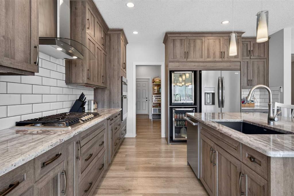 325 Bayside Crescent Sw, Airdrie, AB - Indoor Photo Showing Kitchen With Upgraded Kitchen