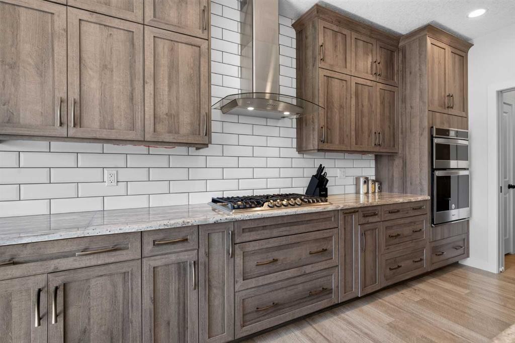 325 Bayside Crescent Sw, Airdrie, AB - Indoor Photo Showing Kitchen With Upgraded Kitchen