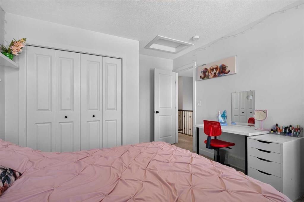325 Bayside Crescent Sw, Airdrie, AB - Indoor Photo Showing Bedroom