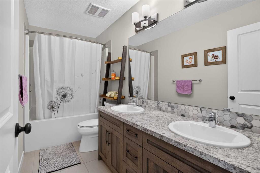 325 Bayside Crescent Sw, Airdrie, AB - Indoor Photo Showing Bathroom