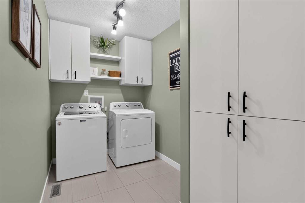 325 Bayside Crescent Sw, Airdrie, AB - Indoor Photo Showing Laundry Room