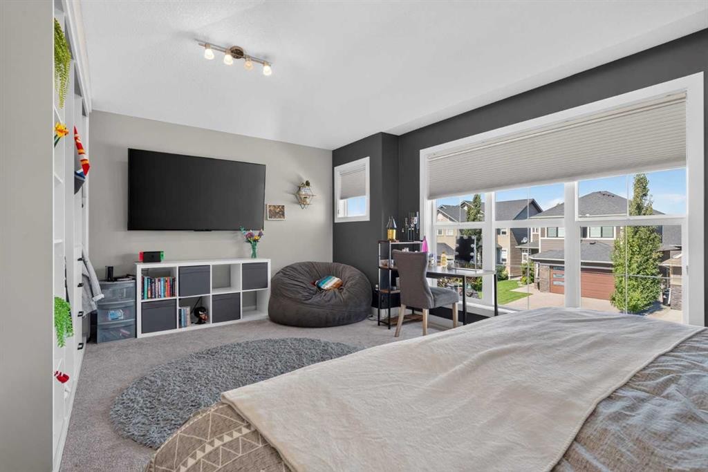 325 Bayside Crescent Sw, Airdrie, AB - Indoor Photo Showing Bedroom