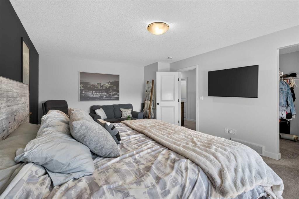 325 Bayside Crescent Sw, Airdrie, AB - Indoor Photo Showing Bedroom