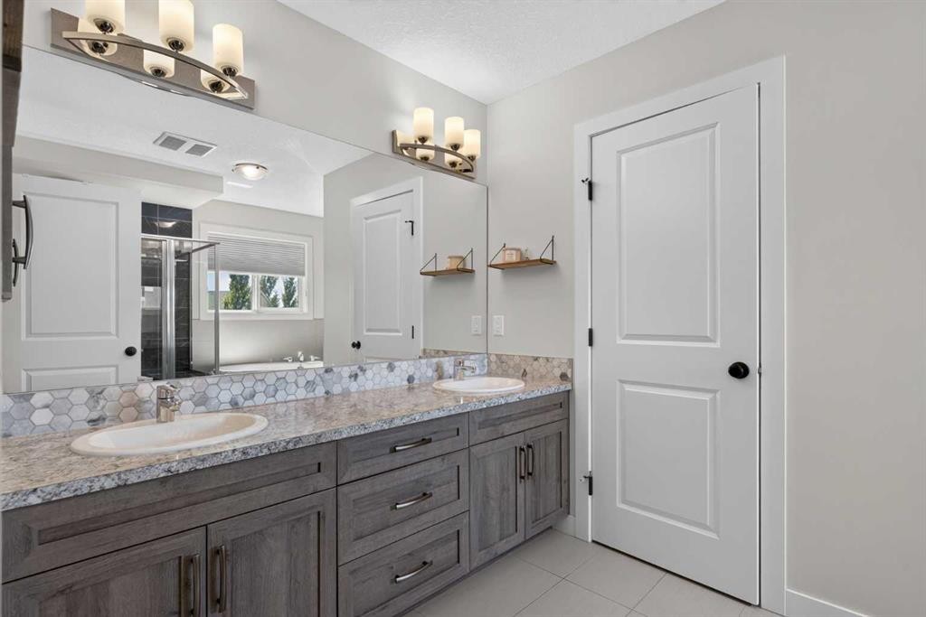 325 Bayside Crescent Sw, Airdrie, AB - Indoor Photo Showing Bathroom
