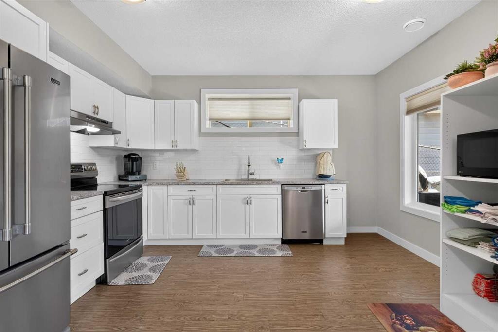 325 Bayside Crescent Sw, Airdrie, AB - Indoor Photo Showing Kitchen
