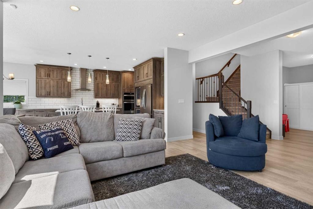325 Bayside Crescent Sw, Airdrie, AB - Indoor Photo Showing Living Room