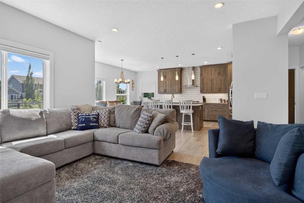 325 Bayside Crescent Sw, Airdrie, AB - Indoor Photo Showing Living Room