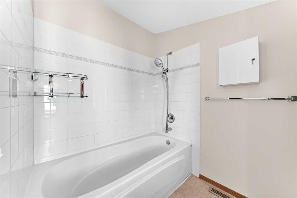 287 Harvest Oak Rise Ne, Calgary, AB - Indoor Photo Showing Bathroom