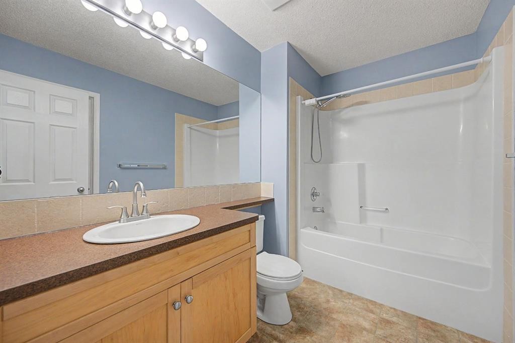 65 Royal Birch Villas Nw, Calgary, AB - Indoor Photo Showing Bathroom