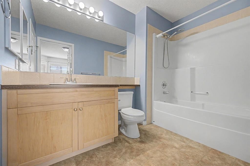65 Royal Birch Villas Nw, Calgary, AB - Indoor Photo Showing Bathroom