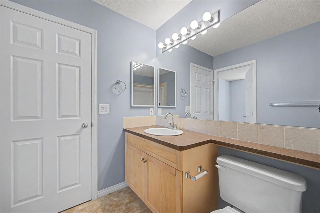 65 Royal Birch Villas Nw, Calgary, AB - Indoor Photo Showing Bathroom
