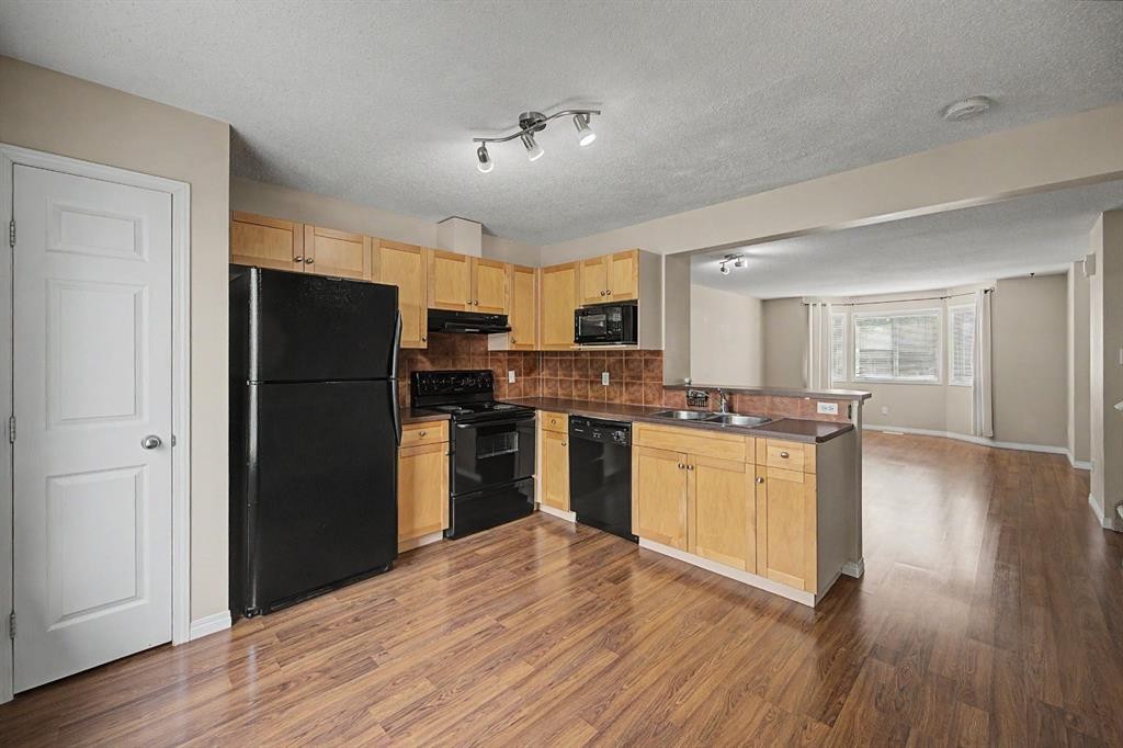 65 Royal Birch Villas Nw, Calgary, AB - Indoor Photo Showing Kitchen With Double Sink