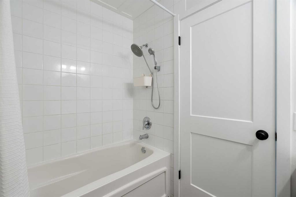 8424 Berkley Road Nw, Calgary, AB - Indoor Photo Showing Bathroom