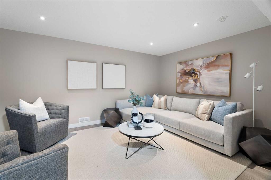 8424 Berkley Road Nw, Calgary, AB - Indoor Photo Showing Living Room