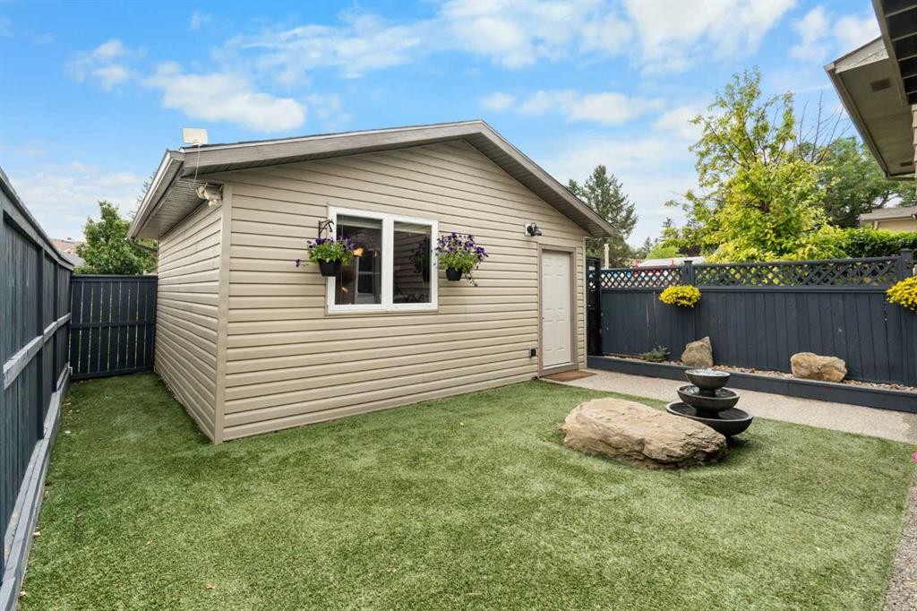 8424 Berkley Road Nw, Calgary, AB - Outdoor With Exterior