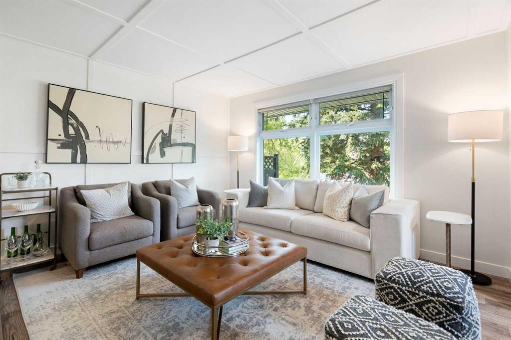 8424 Berkley Road Nw, Calgary, AB - Indoor Photo Showing Living Room
