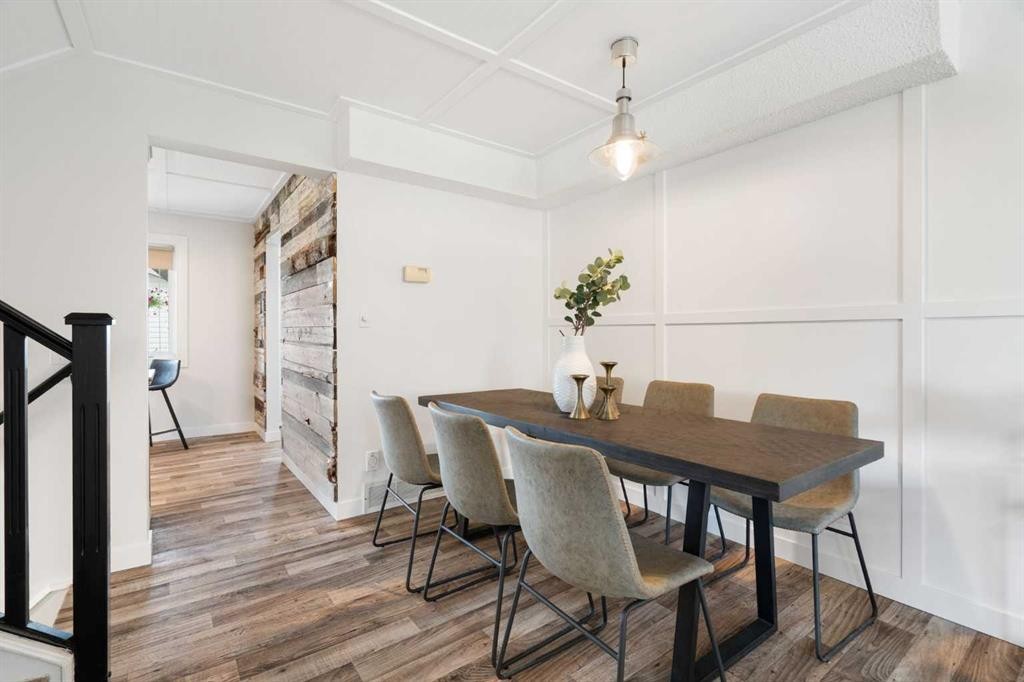 8424 Berkley Road Nw, Calgary, AB - Indoor Photo Showing Dining Room