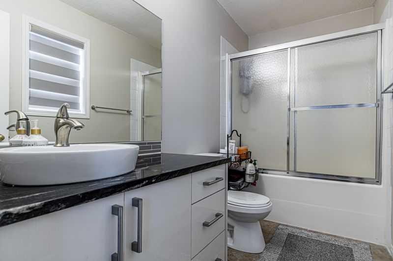 8389 Saddleridge Drive Ne, Calgary, AB - Indoor Photo Showing Bathroom