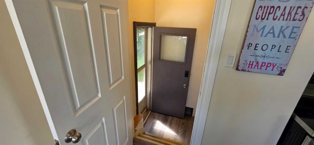 2515 Cochrane Road Nw, Calgary, AB - Indoor Photo Showing Other Room