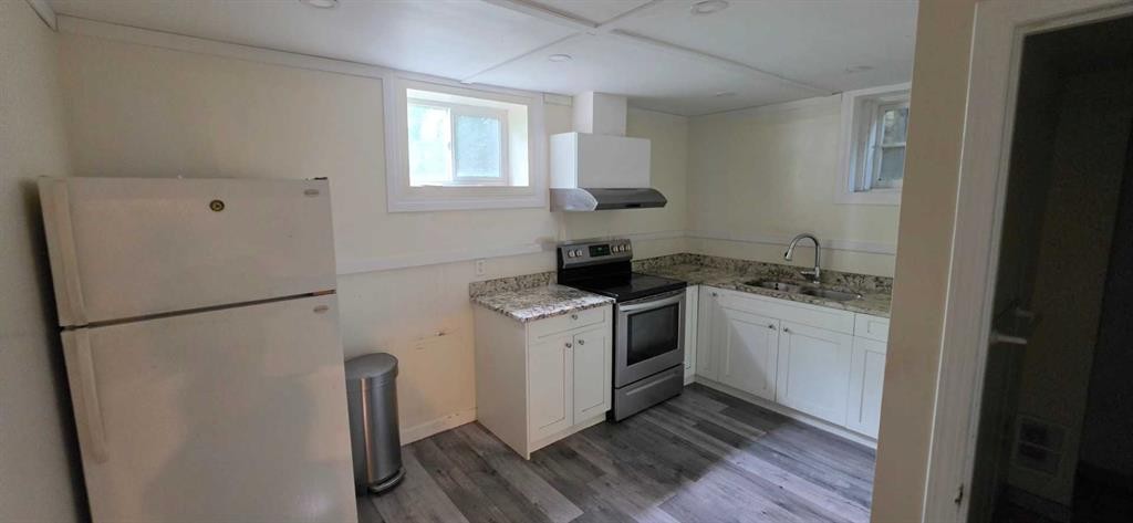 2515 Cochrane Road Nw, Calgary, AB - Indoor Photo Showing Kitchen