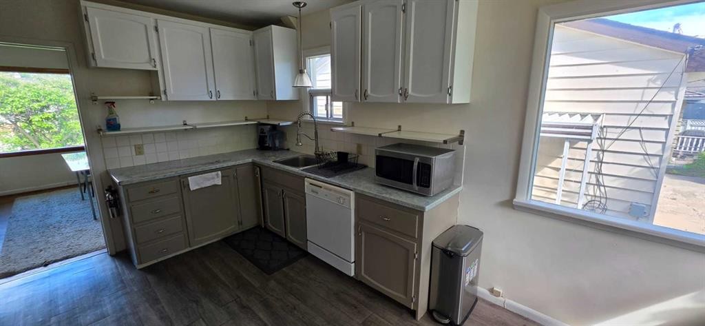 2515 Cochrane Road Nw, Calgary, AB - Indoor Photo Showing Kitchen With Double Sink