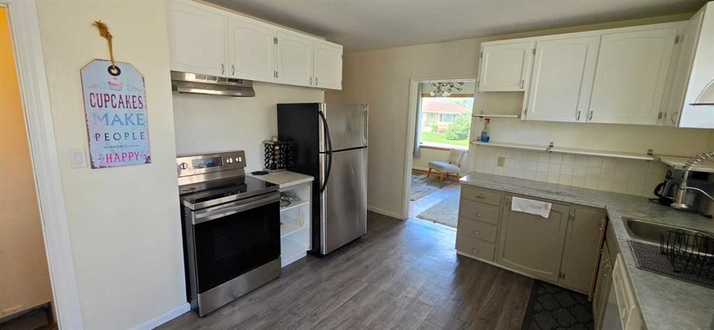 2515 Cochrane Road Nw, Calgary, AB - Indoor Photo Showing Kitchen