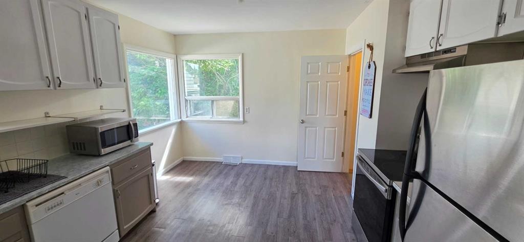 2515 Cochrane Road Nw, Calgary, AB - Indoor Photo Showing Kitchen
