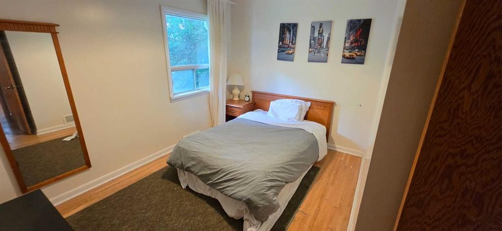 2515 Cochrane Road Nw, Calgary, AB - Indoor Photo Showing Bedroom