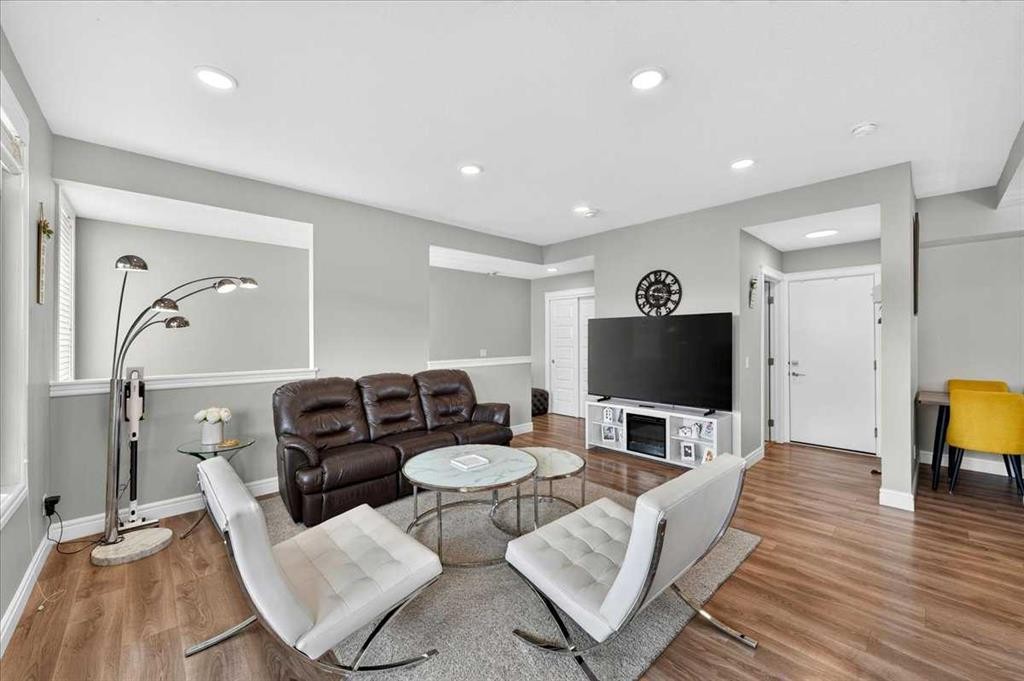 79-230 Seton Passage Se, Calgary, AB - Indoor Photo Showing Living Room