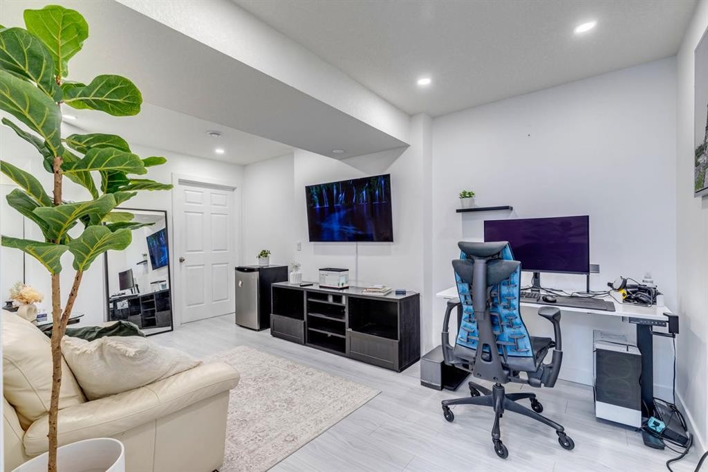 24 Corner Meadows Park Ne, Calgary, AB - Indoor Photo Showing Other Room