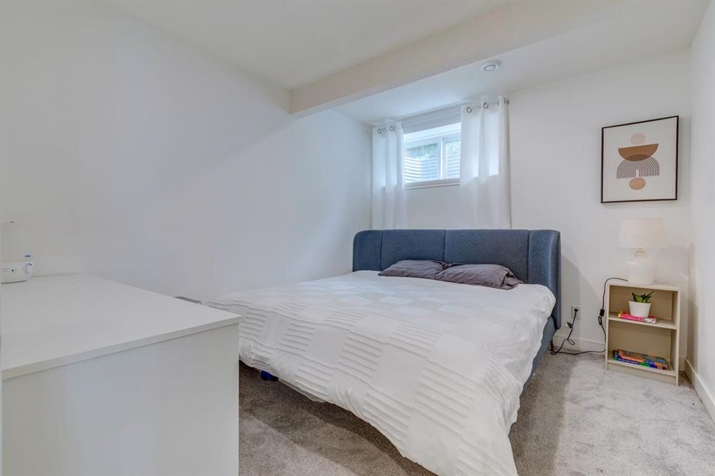 24 Corner Meadows Park Ne, Calgary, AB - Indoor Photo Showing Bedroom