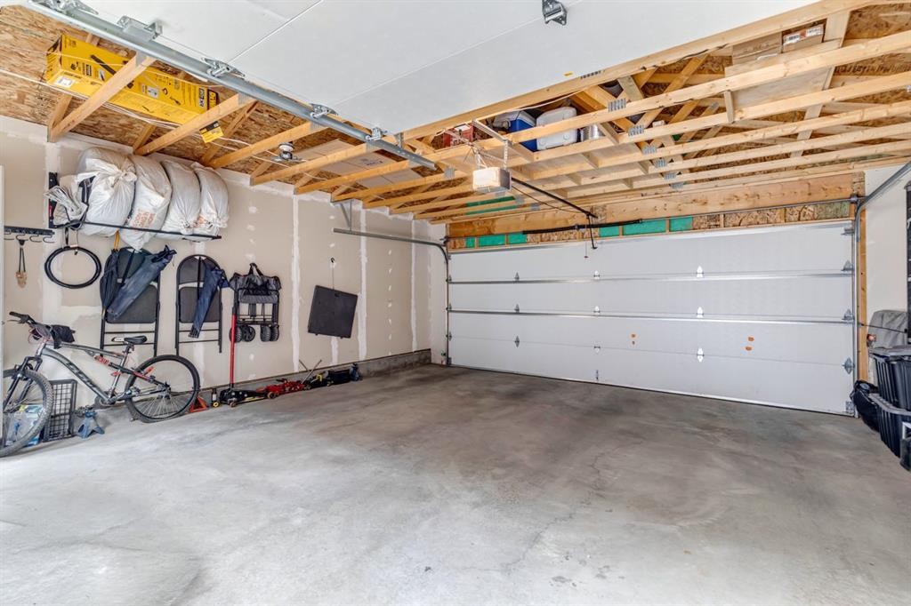 24 Corner Meadows Park Ne, Calgary, AB - Indoor Photo Showing Garage