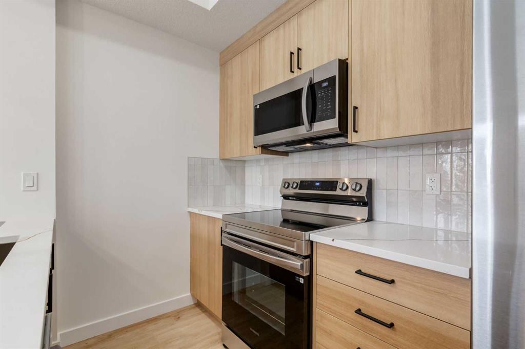 131 148 Avenue Nw, Calgary, AB - Indoor Photo Showing Kitchen