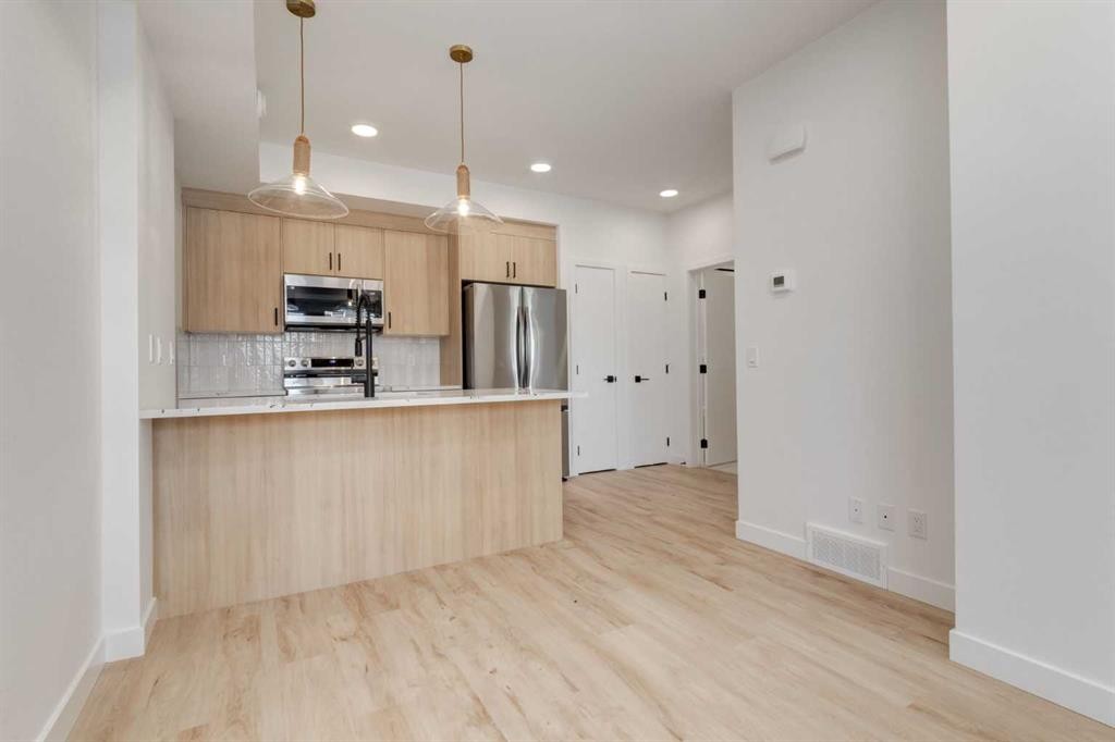 131 148 Avenue Nw, Calgary, AB - Indoor Photo Showing Kitchen