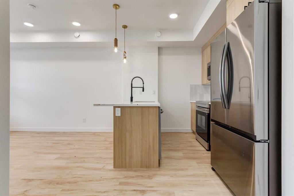 131 148 Avenue Nw, Calgary, AB - Indoor Photo Showing Kitchen