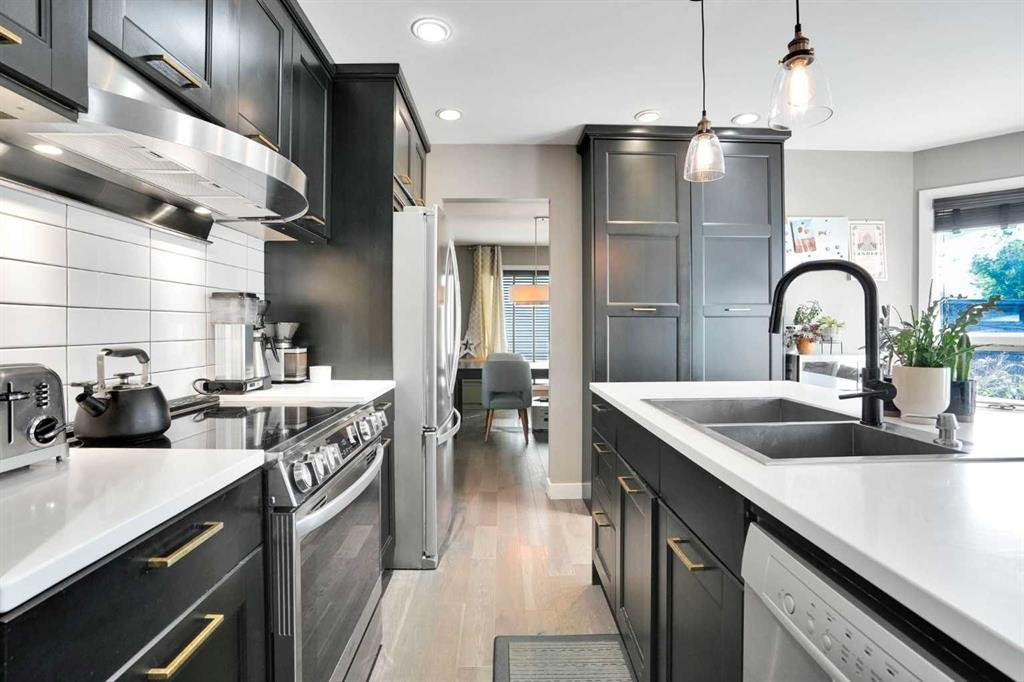160 Sunhaven Close Se, Calgary, AB - Indoor Photo Showing Kitchen With Double Sink With Upgraded Kitchen