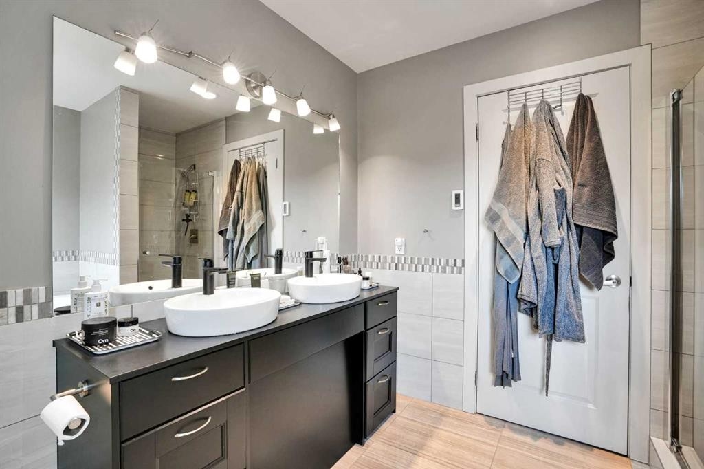 160 Sunhaven Close Se, Calgary, AB - Indoor Photo Showing Bathroom