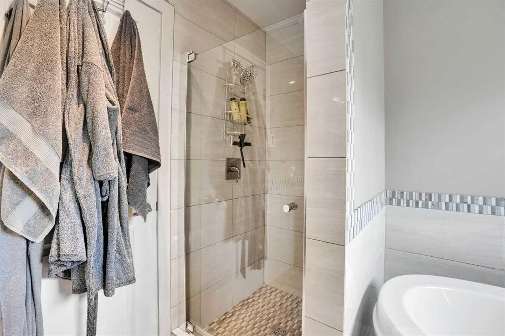 160 Sunhaven Close Se, Calgary, AB - Indoor Photo Showing Bathroom